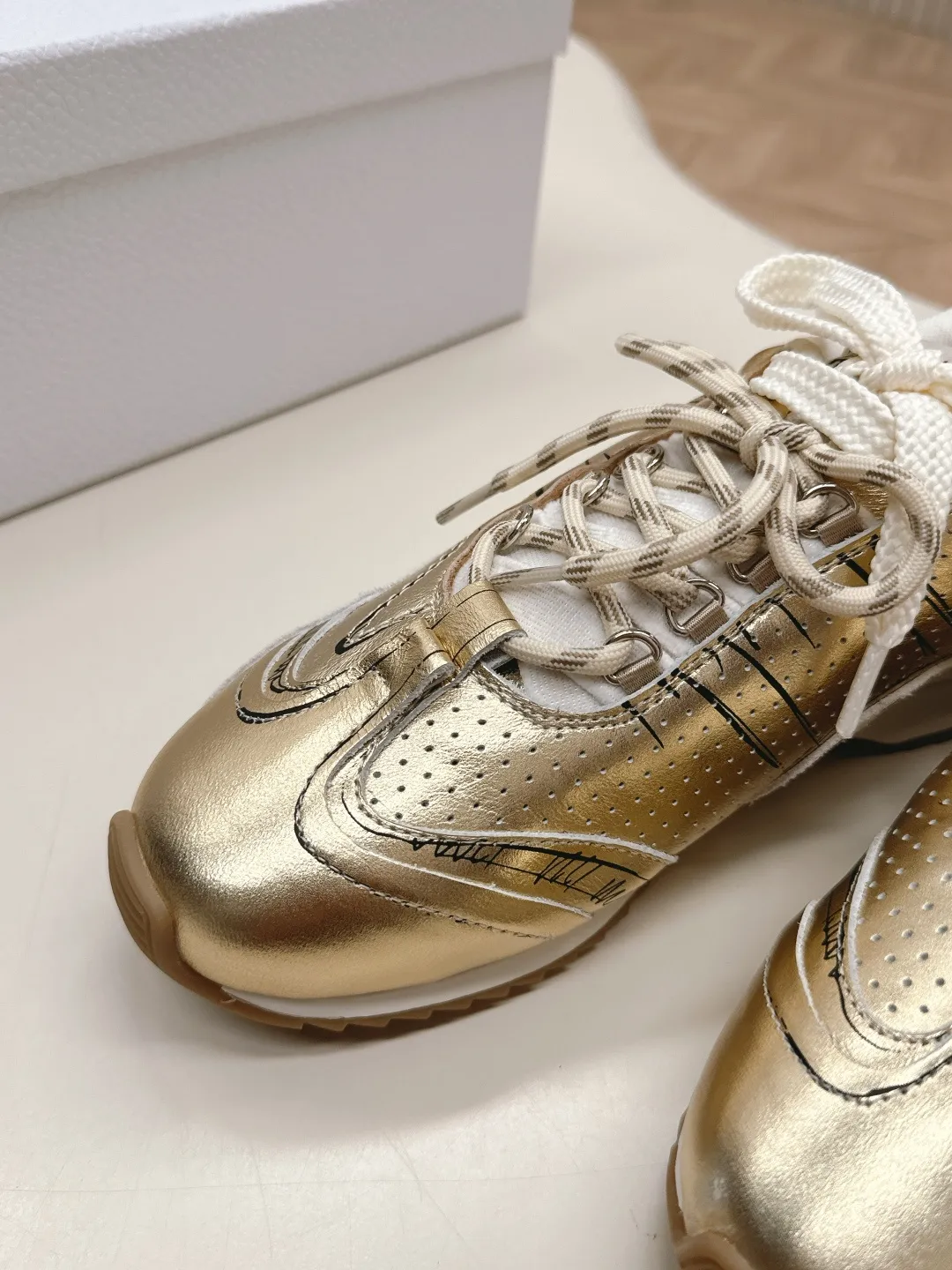 👟👟Ex-factory price 660👟👟 Dior sketch Dior spring and summer catwalk style graffiti sketch moral training shoes Forrest shoes. Original development. The most photographed item in the 25ss spring and summer show. This pair of shoes has changed the single design style of Forrest shoes in the previous impression. It retains the original shape. The details are very in line with the current fashion trend, but it also incorporates the manager's new understanding and retro feelings for Forrest shoes. The overall feeling is brand new. The material is a bit matte leather, full of retro style. It looks very high-end. The feeling on the foot is very convex. The upper foot is really good-looking and versatile. It can be worn with any style of clothes, pants and skirts. It looks good on anyone. Original combination outsole Size: 35-45